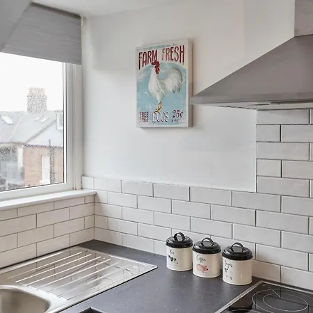 4 Glencoe Apartment *