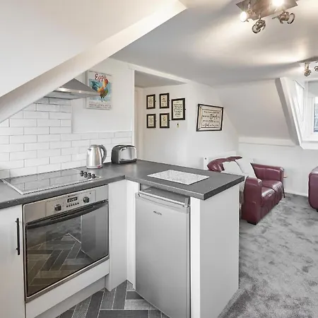 4 Glencoe Apartment